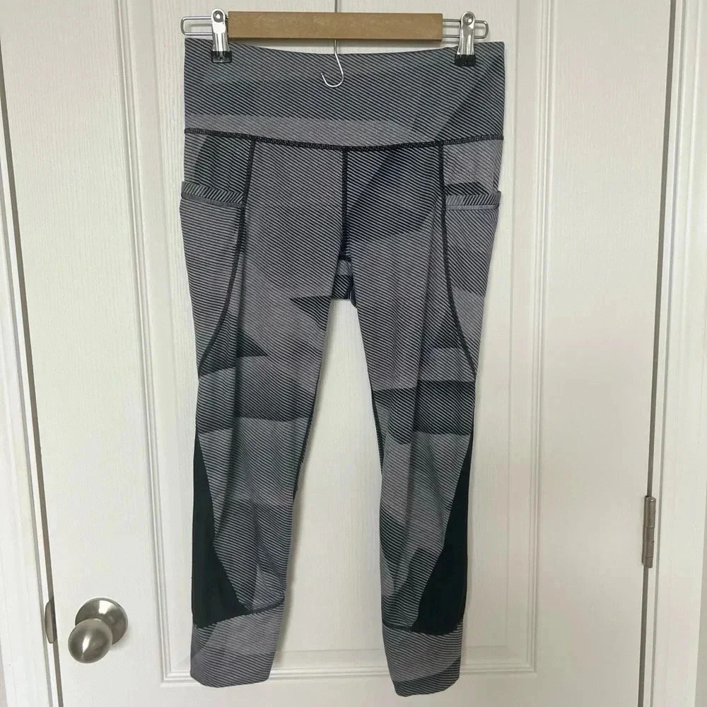 Athleta Printed Surge Relay 2.0 Capri Crop Leggins Black Small